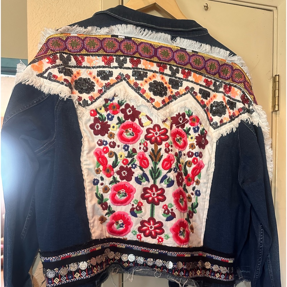 Perfect cropped southwest boho denim jacket embroidery panels on back & sleeves.